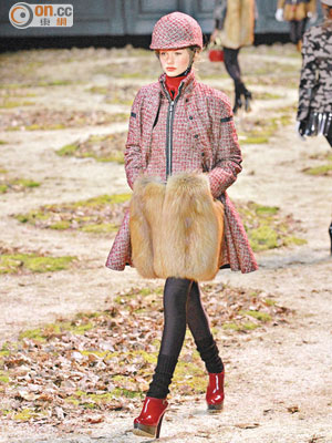 Moncler Gamme Rouge<br>Tweed布料拼皮草外套，剪裁精緻，用料優質，流露高雅氣質。
