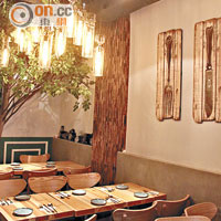 餐廳設計以簡約為主，室內的大樹更營造出清新自然的感覺，讓人可以放鬆心情用餐。