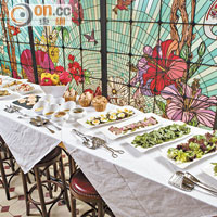 餐廳在周一至周五中午期間供應的Lunch Buffet有多款前菜、沙律和麵包供客人挑選。