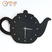黑色茶壺掛牆鐘，來自英國，作為客廳裝飾可提醒自己──生活再忙，也要抖一抖。$258