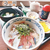 清水鯖魚丼搭配了茶壺，讓你先吃一半，再拌湯吃一半，￥1,300（約HK$82）。