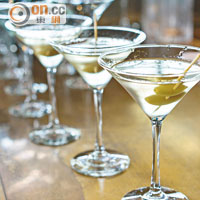 Eastern Martini $148<br>Tanqueray No. Ten氈酒、Manzanilla雪莉酒、荔枝酒、青檸、橄欖和杏仁調混而成，味道濃郁香甜。