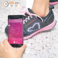 Smart Shoes鞋身兩側的點陣LED，可以用專屬App改變圖案。