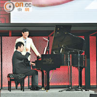 Lenovo首席執行官楊元慶（後）請來鋼琴家郎朗（前），利用Smart Cast投影琴譜來奏出美妙歌曲，引來全場掌聲。