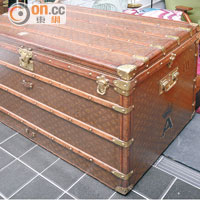 舊式行李箱Louis Vuitton Malle Cabine，其設計已不適用於現代的旅行方式，卻可以作茶几使用。