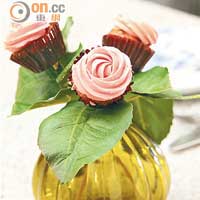 Rose Buttercream Pistachio & Almond Financiers Bouquet（a）<br>看似放在花瓶裏面的3朵小玫瑰花其實是置於Cupcake面層的玫瑰花形的玫瑰味奶油，造型別致吸睛。