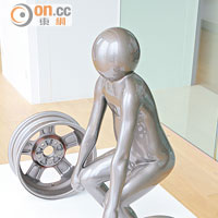 《Wheel Lifter,2011》 <br>藝術家是愛車之人，於是想出把日常Keep Fit動作跟車輪結合。