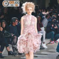 Alexander McQueen<br>粉紅色連身裙的裙襬剪裁成立體花球般，恍若被繁花擁簇。