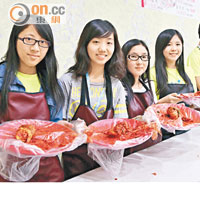 同學於韓國更親手自製泡菜，有得玩又有得品嘗製作成果。