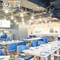 餐廳以藍色為設計主調，搭配舒適寬闊梳化椅，置有透明玻璃的開放式廚房，營造出開揚寫意感覺。