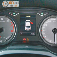 雙圈式儀錶板，中間設屏幕顯示行車資訊。