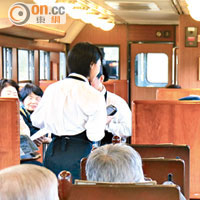 列車行駛期間，車廂晃動，不知何解懷舊情調湧現。