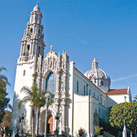 教堂位於南加州大學附近，採用西班牙巴洛克風格。
