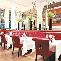 說到最豪華餐廳，定必是今年3月才在倫敦開業的Marco Pierre White Wheeler's Oyster Bar & Grill Room，設於歷史建築內，以魚批、羊批作主打。