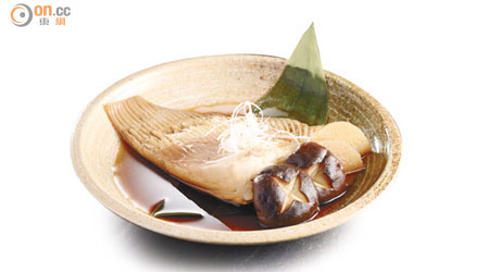 汁煮魔鬼魚 $120（a）<br>日本人無海鮮不歡，魔鬼魚菜式雖不常見，但偶爾亦會用來製作燒物及天婦羅。汁煮是其中一種食法，以秘製醬汁烹煮最嫩滑的魚鰭位置，魚味香濃而不減鮮味。