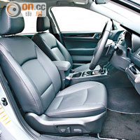原廠高級皮座屬標準配備，駕駛席更附設記憶電控功能。