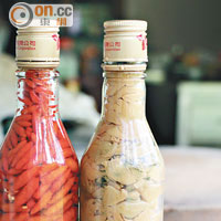 同樣是自家種植及醃製的酒釀辣椒（左）和酸菜，NT$200（約HK$50）起。
