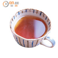 生薑荔枝紅茶<br>先用本地生薑和較健康的紅糖煮成薑湯，然後放入元朗大棠的有機荔枝紅茶，焗3至4分鐘後即成。