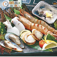 海鮮盛四品 $148（a）<br>一盤有齊帆立貝、廣島蠔、墨魚仔及爽口彈牙的越南虎蝦，海鮮迷必愛。