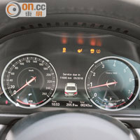 錶板改用電子屏幕，而且會隨不同行車模式變更顯示介面。
