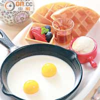 笑甜甜早晨全餐 $78<br>「煎雙蛋」的蛋白其實是Panna Cotta，兩個蛋黃則是冷凍了的杧果汁，解凍後做成流心效果，用來蘸窩夫吃，別具滋味。