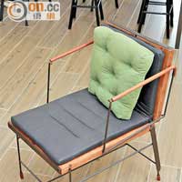 「坐二」是店舖的招牌貨，看上去是一人用的靠背椅，但只要解開椅背的皮帶扣，就可攤開，變成一張雙人椅。$6,880