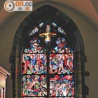 修道院內的彩色玻璃展示着昔日莫里斯抗命力保基督徒的故事。