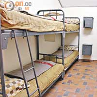 士兵的睡房相當整潔，而官階愈高，房內的碌架床便愈少。