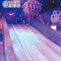 「雪橇練習場」設有4條冰雪滑梯，參加者可坐上雪橇坐板，盡情在滑道中滑行。