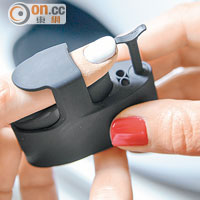 於手指套上定位指套，方便對準甲面位置以準確打印。