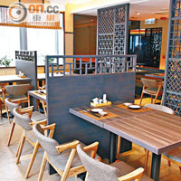 餐廳設計及裝修以木為主調，營造出日式園林的感覺。