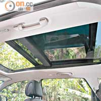 被視為標準配備的Panoramic全景觀天窗，有助大幅提升車廂開揚度。