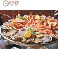 海鮮拼盤分量十足，生蠔、海蝦及小龍蝦款款吸引，€47.7（約HK$415）。