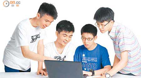 （左起）羅焯桓、黎翰文、熊啟源、李詠堯對編寫程式有濃厚興趣，靠鑽研書本自學，由構思、設計到研發App都是他們一手一腳實行。