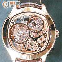 Piaget Emperador Coussin鏤空陀飛輪腕錶 $2,150,000<br>鏤空錶盤設計，1時位置為陀飛輪，將複雜的製錶工藝完美地展現於腕錶之中，時尚瑰麗。