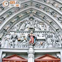 教堂的正門入口有着雕功超精緻的「最後審判」雕像。