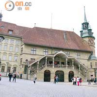 舊城區有眾多保存完好的中世紀建築，建於1522年的市政廳是其一。