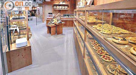 麵包店內有數十款麵包選擇，全是店內工場出品。