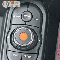 如滑鼠般的控制器，可控制各項行車資訊。