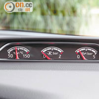 設於中控台頂的三組儀錶，分別顯示油溫、Turbo壓力及油壓等重要數據。