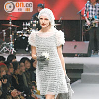 白色連身裙用料特別，有種海綿般質感。