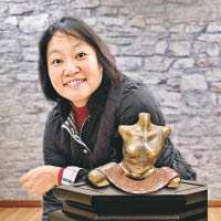 趙愛萍（Olga）<br>劉志強妻子，在英國留學期間開始對藝術產生興趣，同樣修讀了香港視覺藝術中心的陶瓷專修課程，作品曾於《覺藝美術學會第十八屆會員作品展》等多個展覽中展出。
