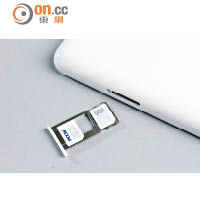 m2 note提供兩個nanoSIM槽，其中一個可改放microSD卡。