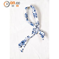 藍×白色花卉圖案髮帶 $100（A）