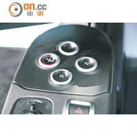 設在中控台底部的一組按鍵，是六前速Alfa TCT雙離合器自動波箱的控制部分。