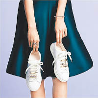 白球鞋配以銀色片狀鞋扣環，低調中見時尚。