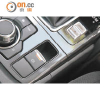 標配電子泊車手掣，可提升駕駛便利性。