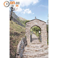 修院也可說是莊園，有圍牆也有此石砌拱門入口。
