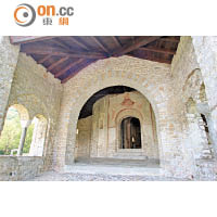 拱形大窗及走廊是羅馬式建築風格，圓形主教堂的鮮明突出令人難忘。