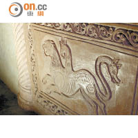 地下的聖塚有些充滿神話風格的雕刻，增加了此修院的故事性。